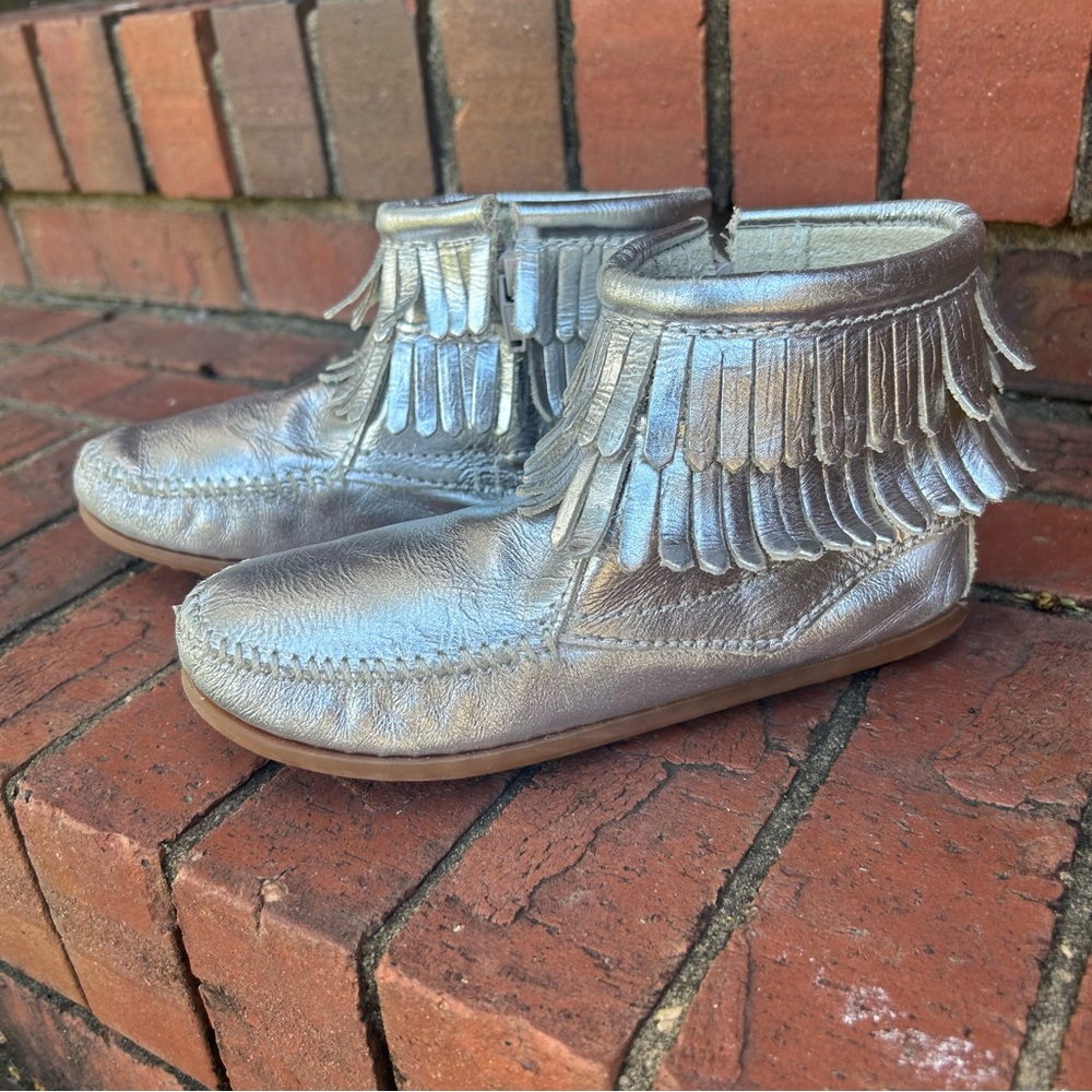MINNETONKA Girls size 1 Silver Metallic Leather  Fringe Booties